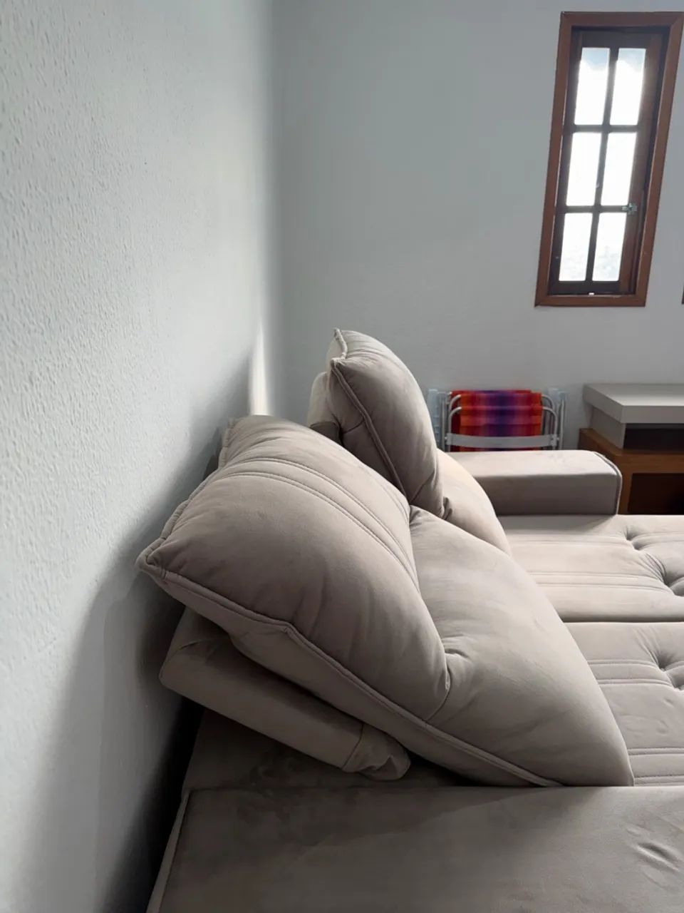 Sofá Retrátil 2 Lugares Bege - Apenas 2 Meses de Uso - Foto 5