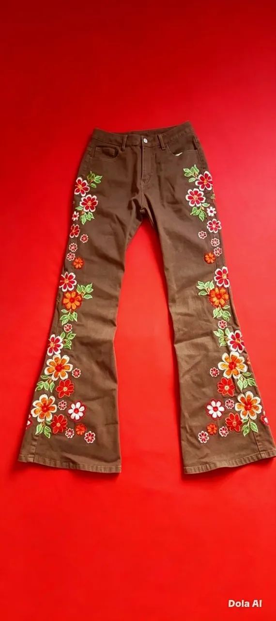 Calça jeans boca de cino bordado GG - Foto 3