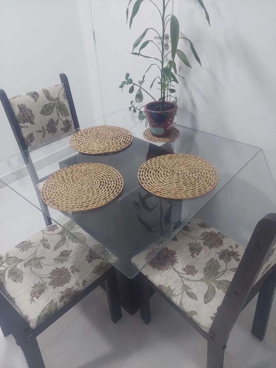 Mesa de jantar com 4 cadeiras