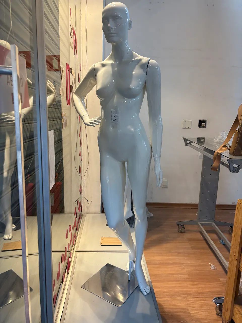 Manequim feminino em fibra - Foto 2