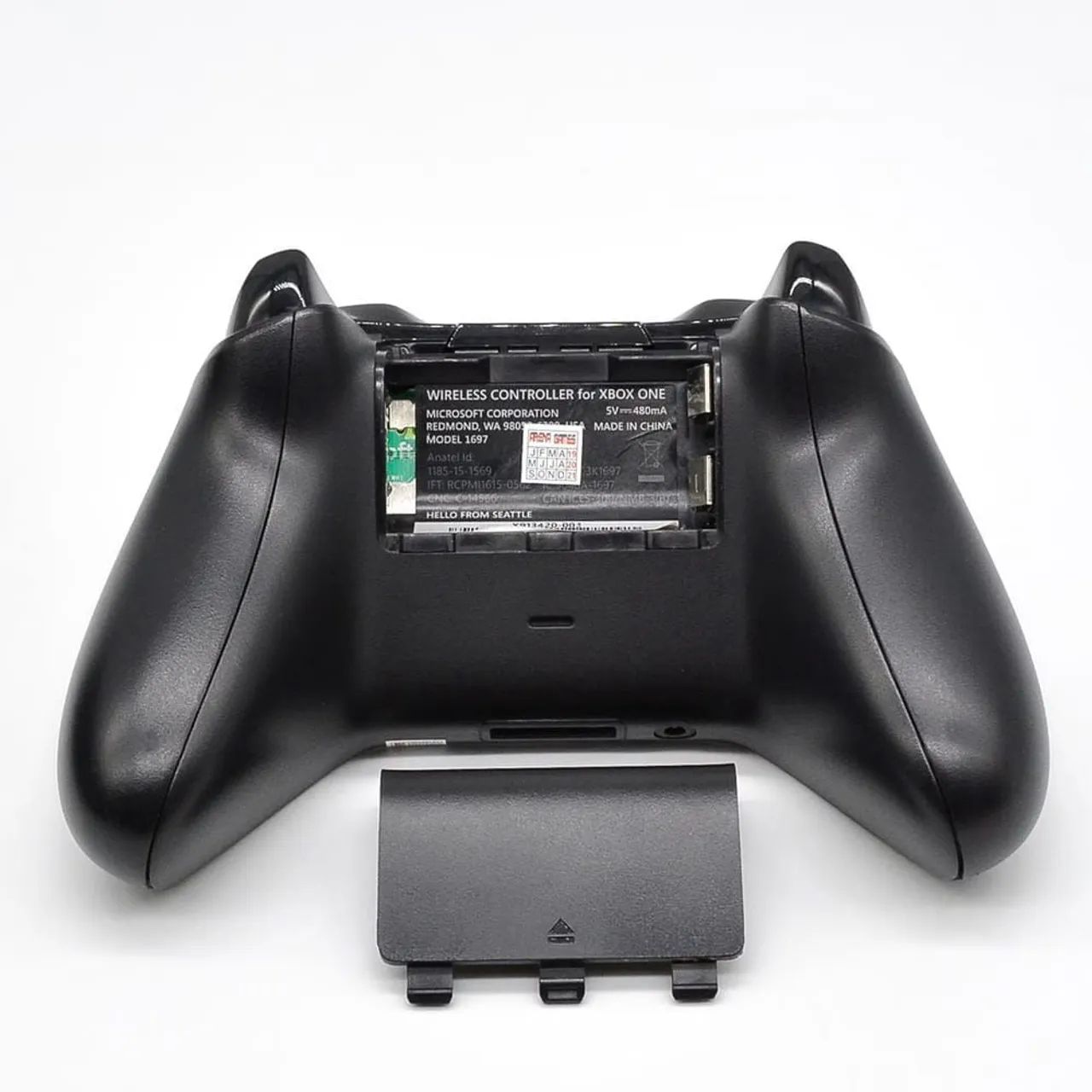 Controle Xbox One com defeito (precisa trocar o botão R2) tenho 2 controles, R$250,00 cada - Foto 2