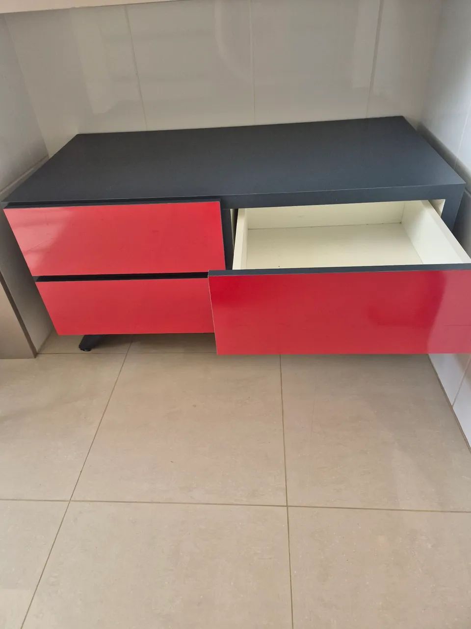 Móvel de madeira e mdf azul e vermelho com 4 gavetas - Foto 5