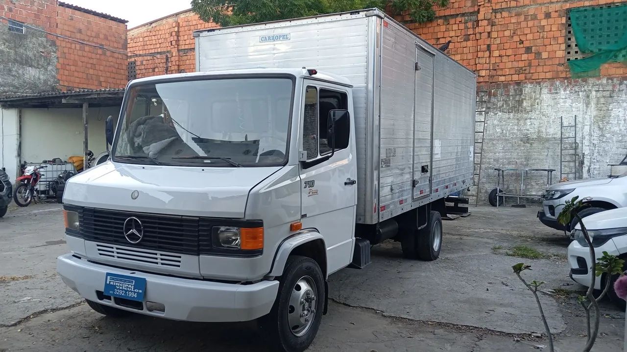 Mercedinha baú 5.5m  2006