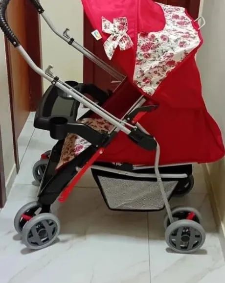 Vendo carrinho de bebê Menina