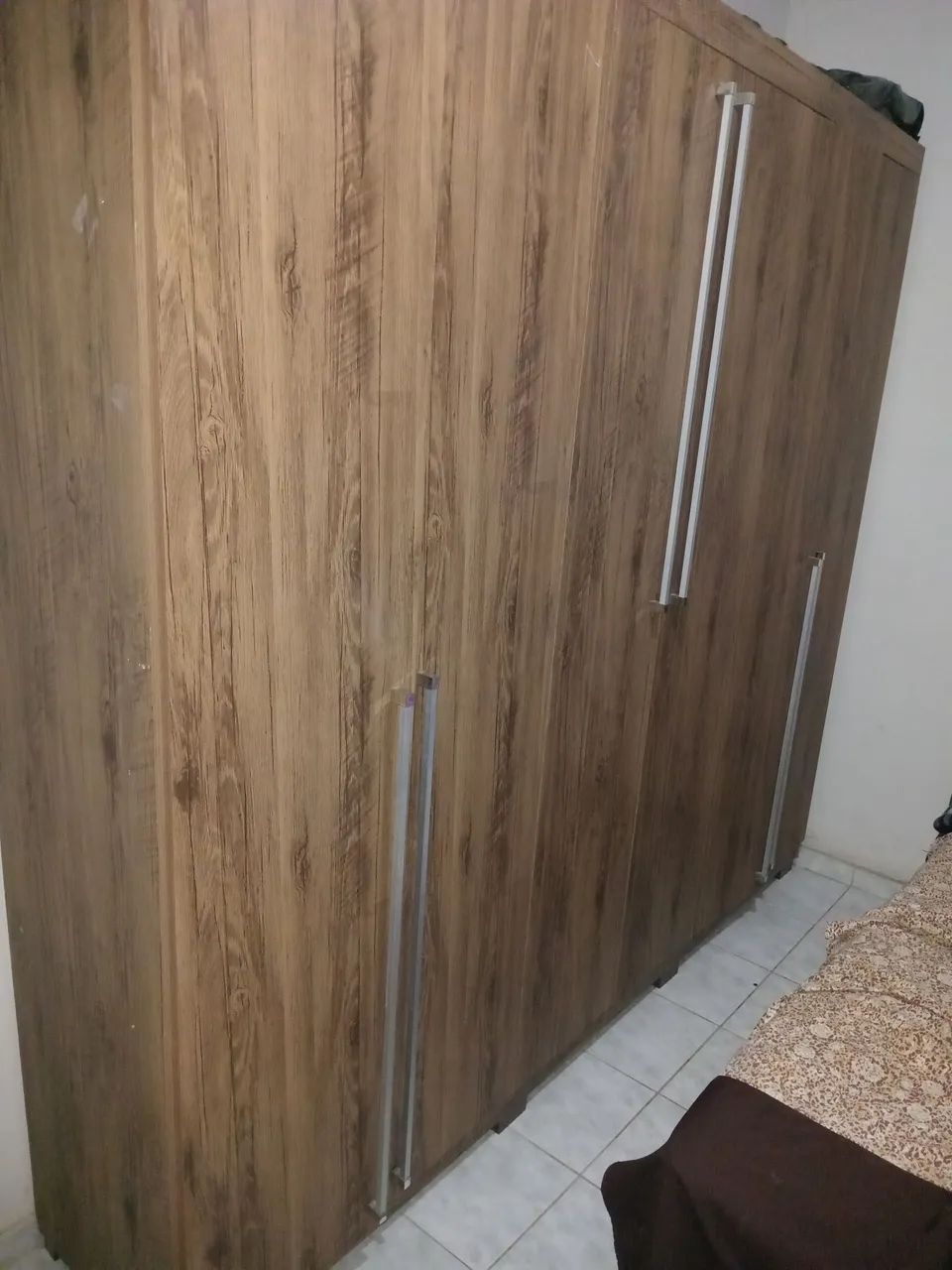 Vendo um guarda-roupa. . Estou indo embora