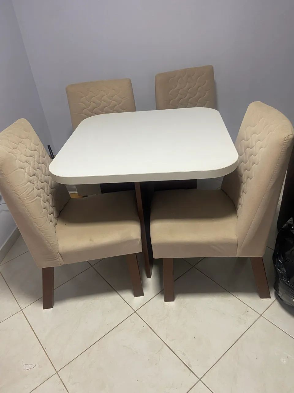 Mesa de jantar com 4 cadeiras estofadas - linda e conservada