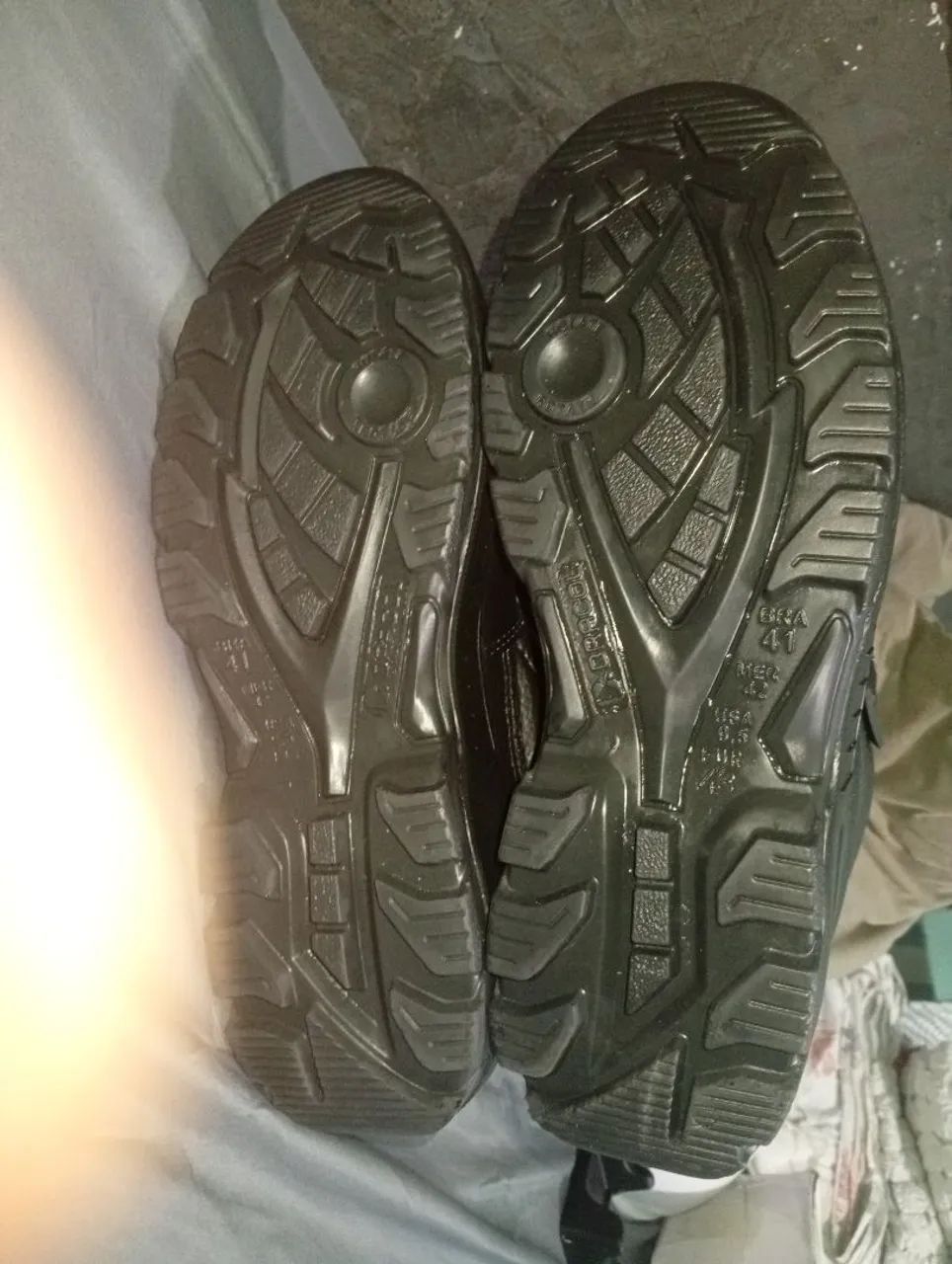 VENDO BOTINA DE BICO DE FERRO NUNCA USADA  - Foto 2