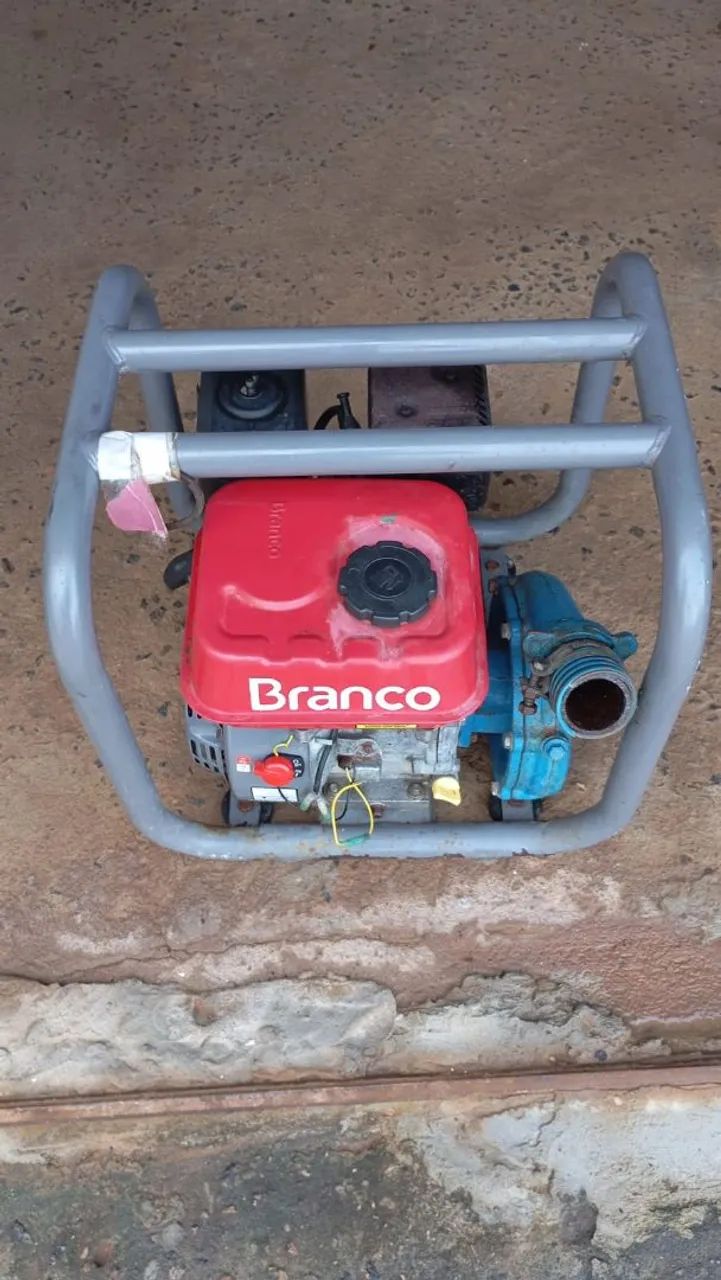 Motor para irrigação com canos e aspecores 