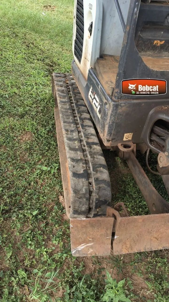 Mini escavadeira Bobcat E20 e perfuratriz, broca e conchas  - Foto 2