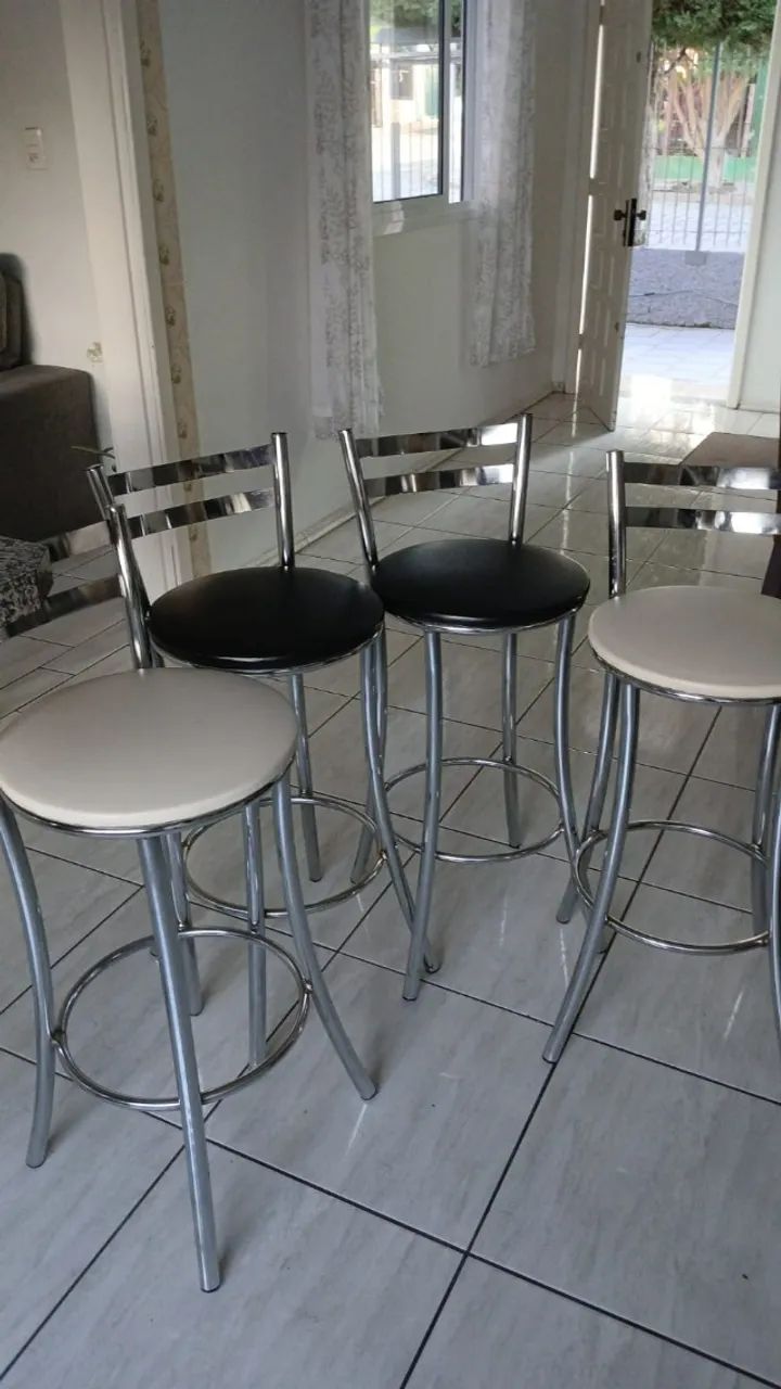 Conjunto Mesa com painel e banquetas - Foto 4