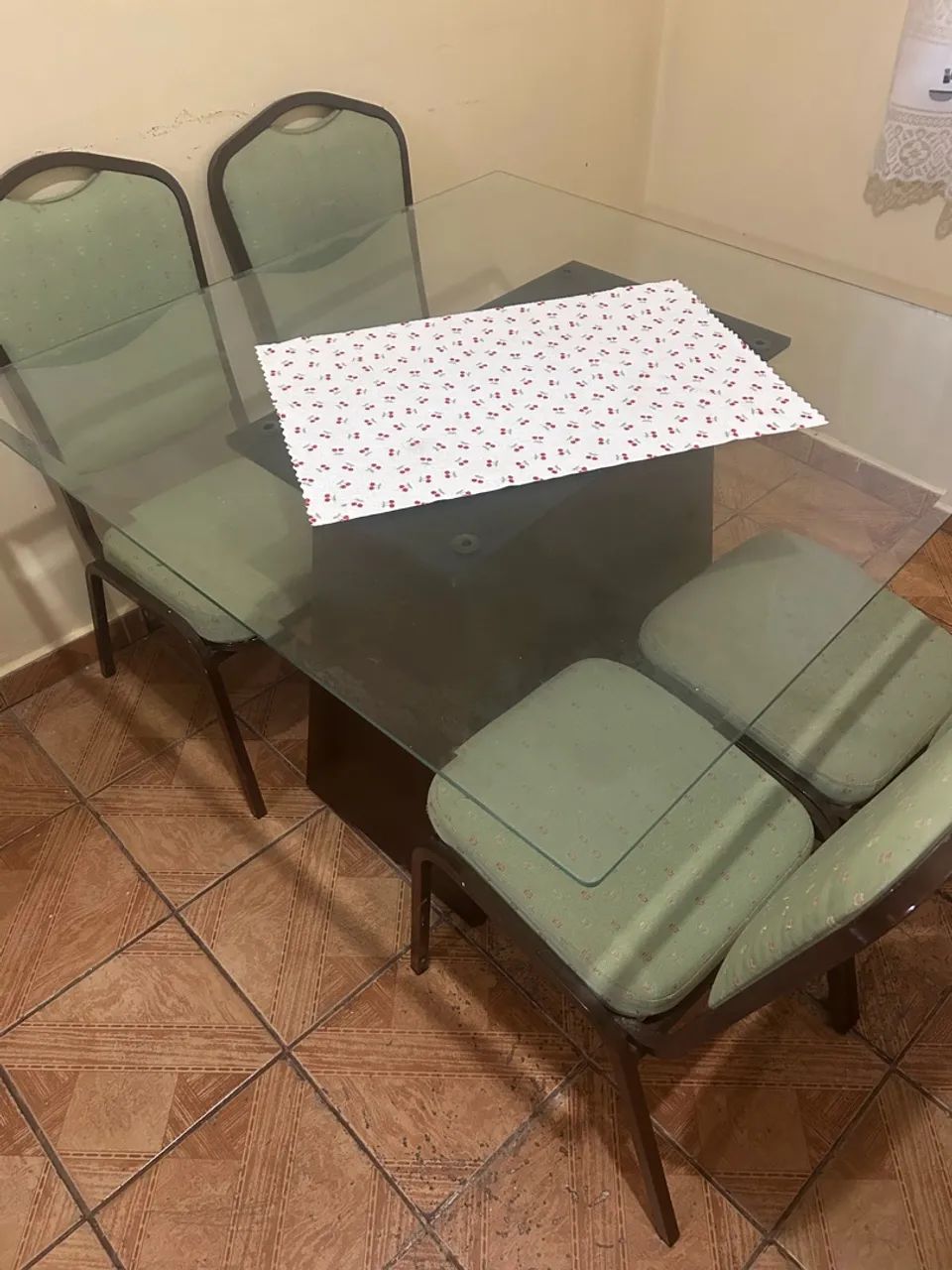 Vendo mesa de vidro, com 4 cadeiras  - Foto 3