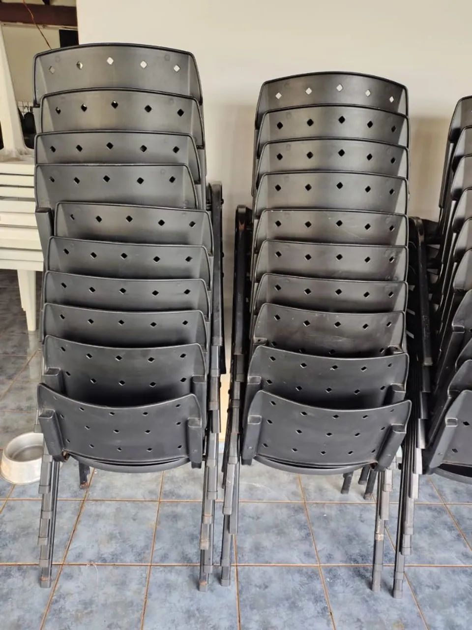  Cadeiras Fixas Empilháveis Plaxmetal Preta - Foto 3