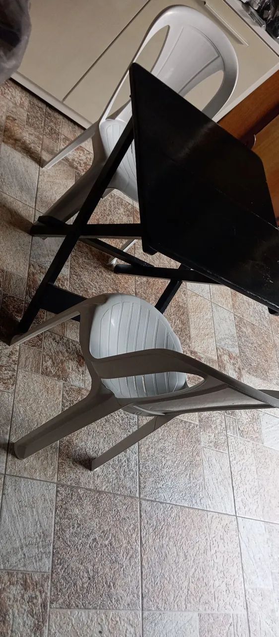 Mesa de madeira dobrável com 2 cadeiras  - Foto 3