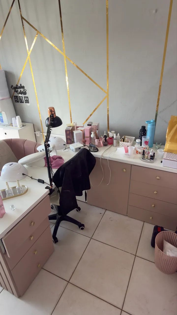 Mesa em L planejada para manicure/nail designer