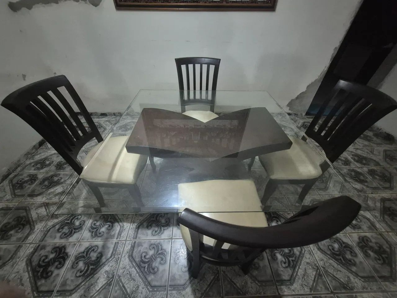 Vendo uma mesa de vidro   com  4 cadeiras 