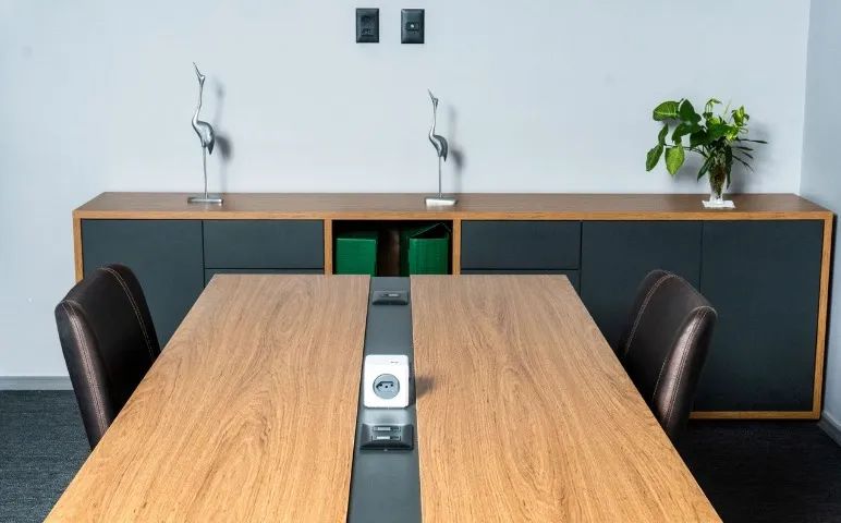 Mesa de reunião retangular com calha para cabos + buffet