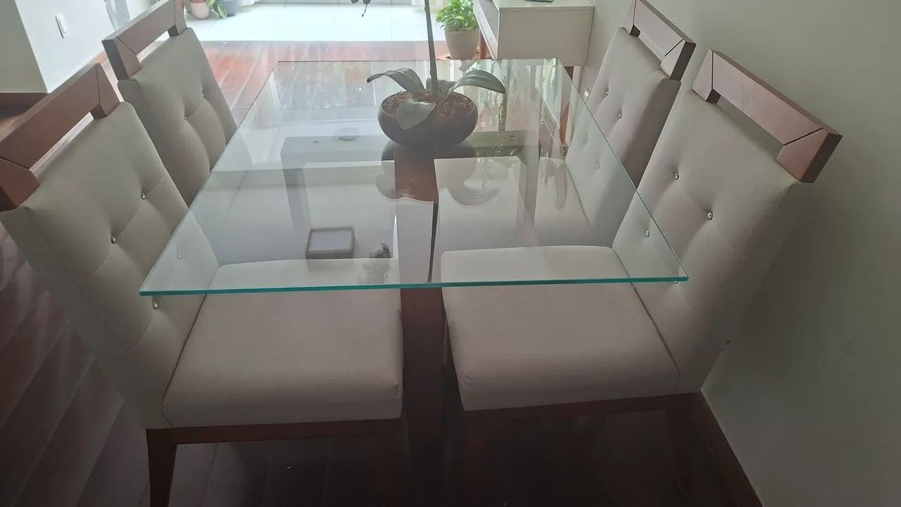 Mesa tampo de vidro c/ cadeiras perfeito estado - Foto 2
