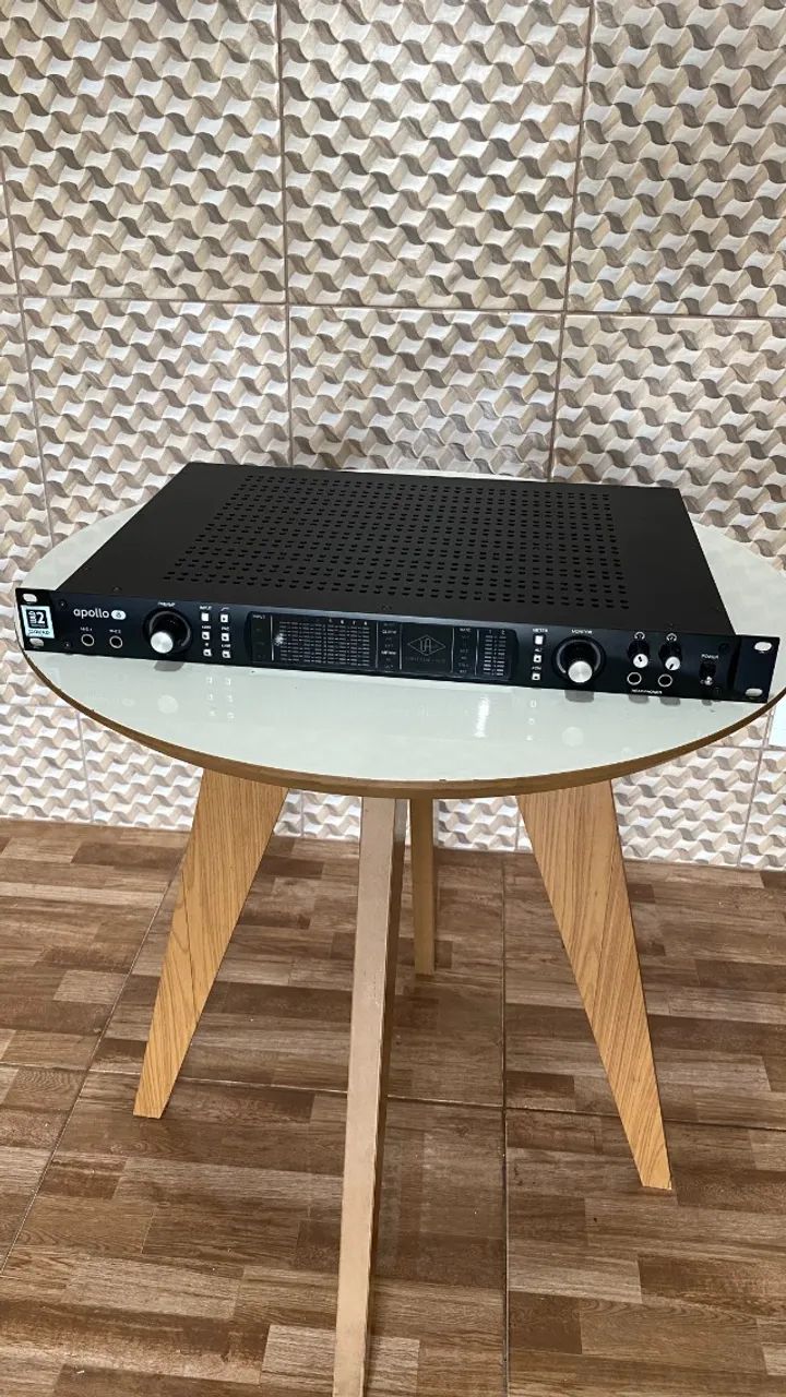 Interface Universal Audio Apollo 8 UAD-2 Quad Preto - DSP Plugins Originais Inclusos