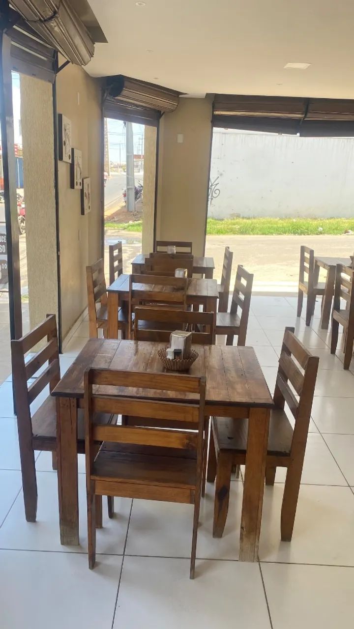 Mesas com 04 cadeias 