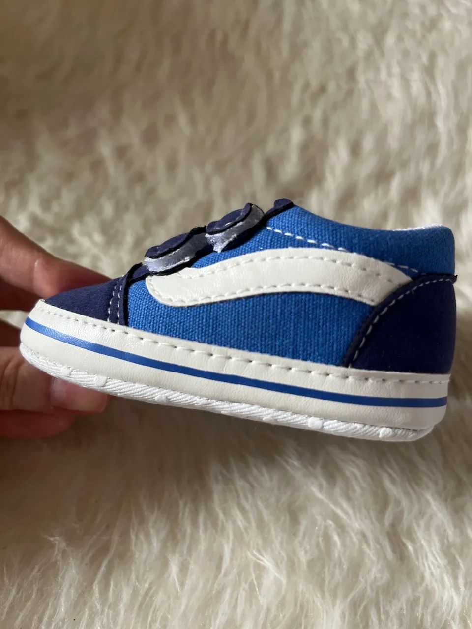 Tênis para Bebês Azul e Branco Sapatinho Recém Nascido - Foto 3