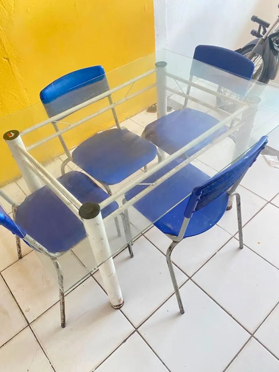 Vendo mesa com tampo de vidro e 4 cadeiras - Foto 5