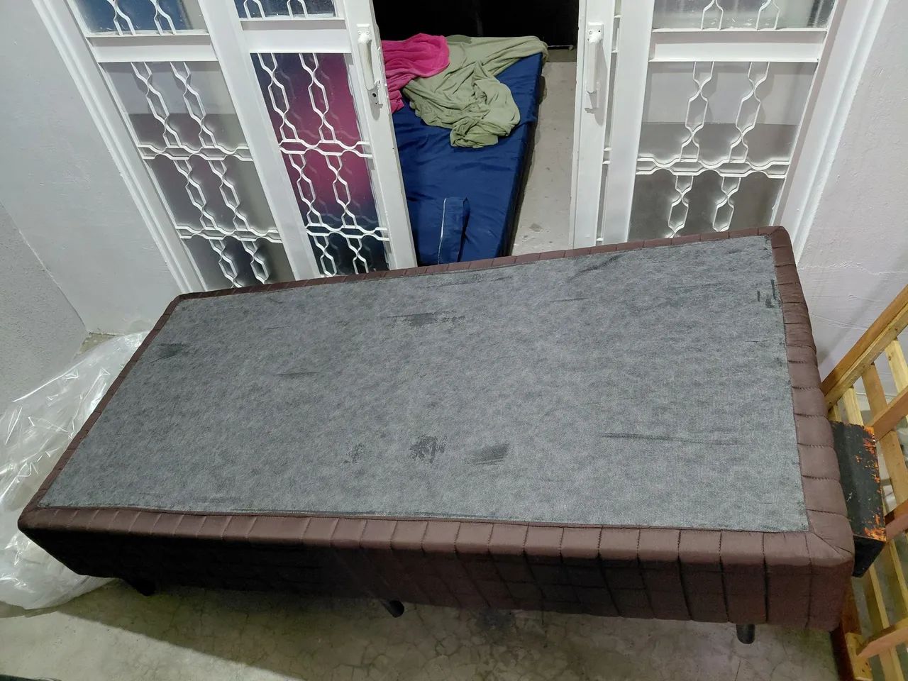 Base Box para colchão solteiro - cor marrom - excelente estado