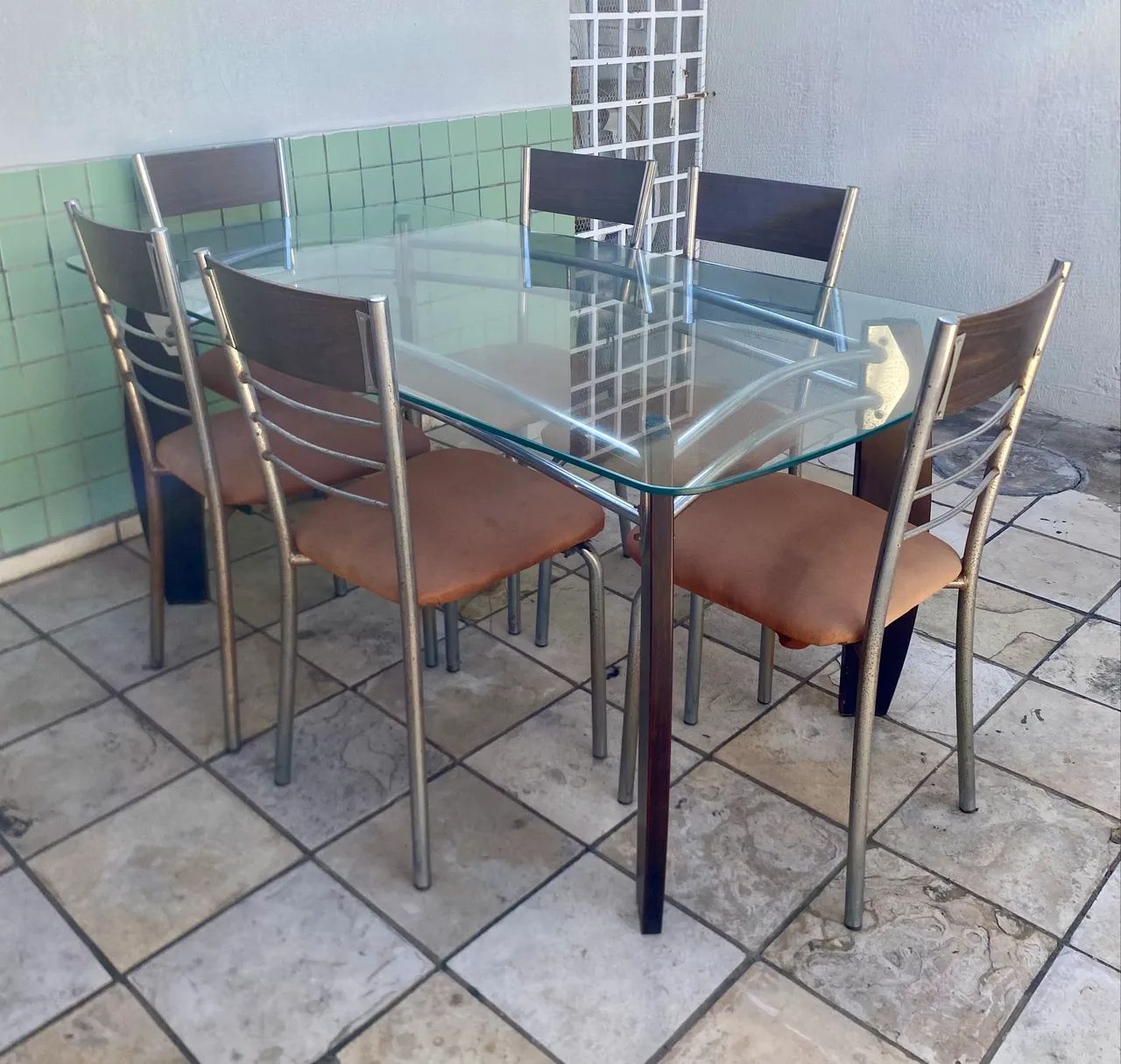 Mesa com tampo de vidro e 6 cadeiras - Foto 3