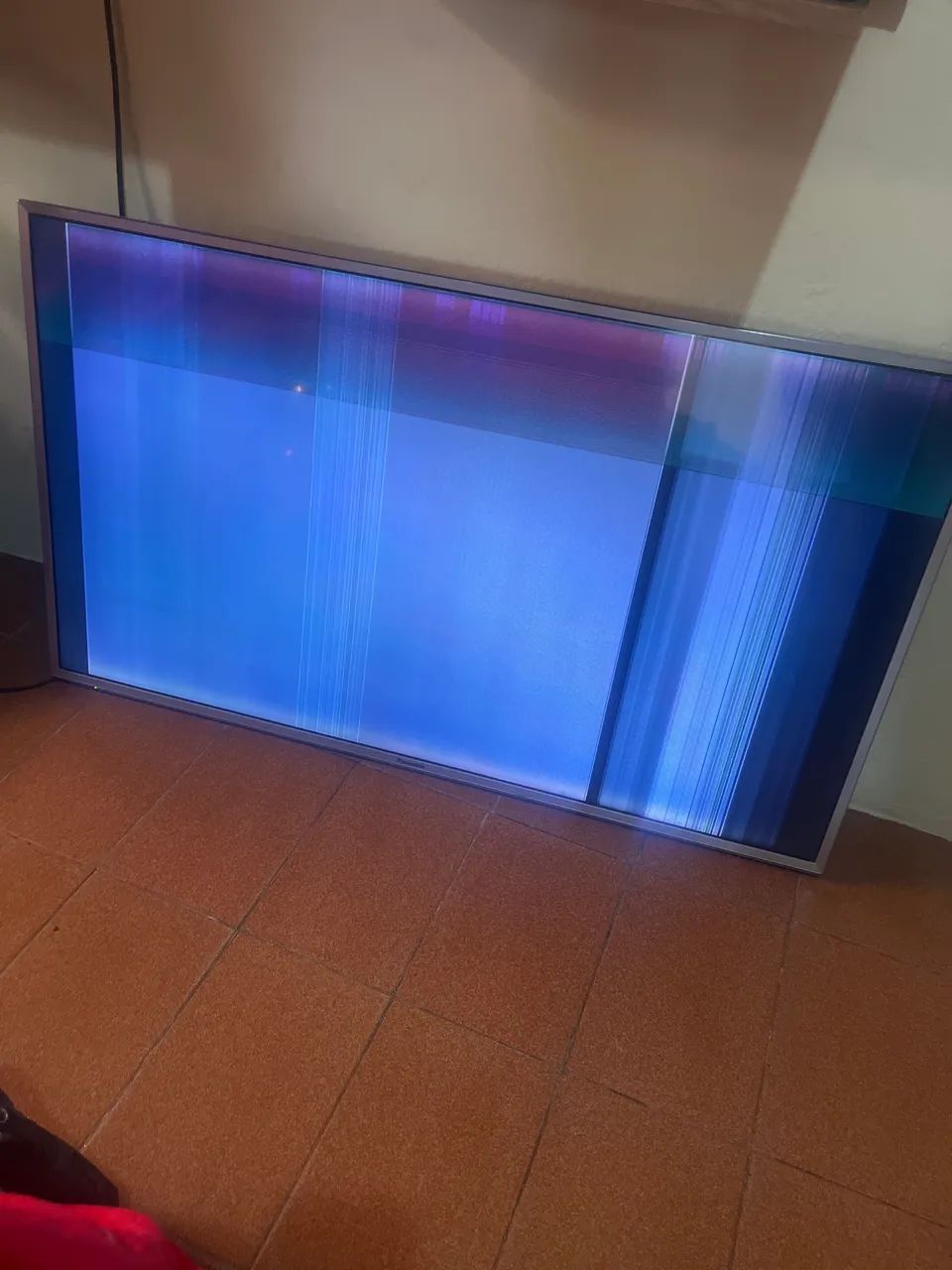 Vendo televisão com defeito 