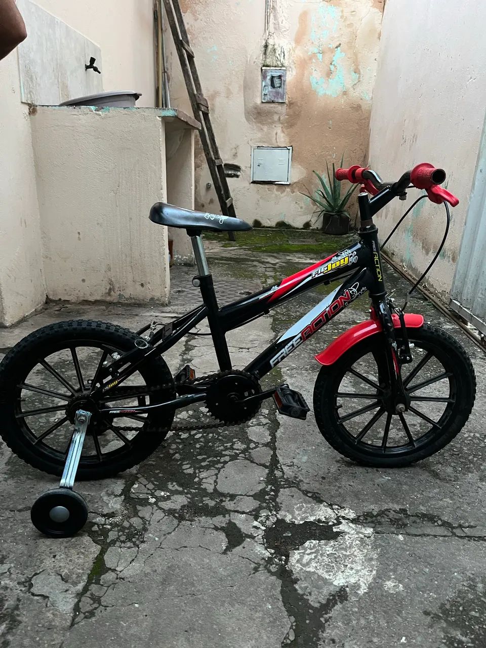 Vende - se Bicicleta para criança.