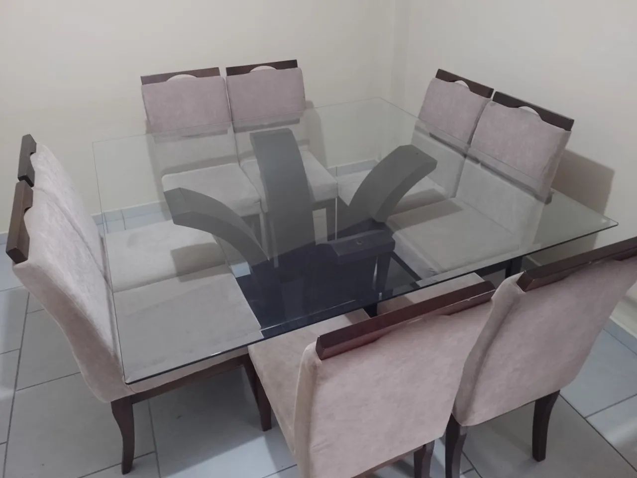 Mesa de Jantar 8 Cadeiras Estofadas - Tampo de Vidro e Base Moderna