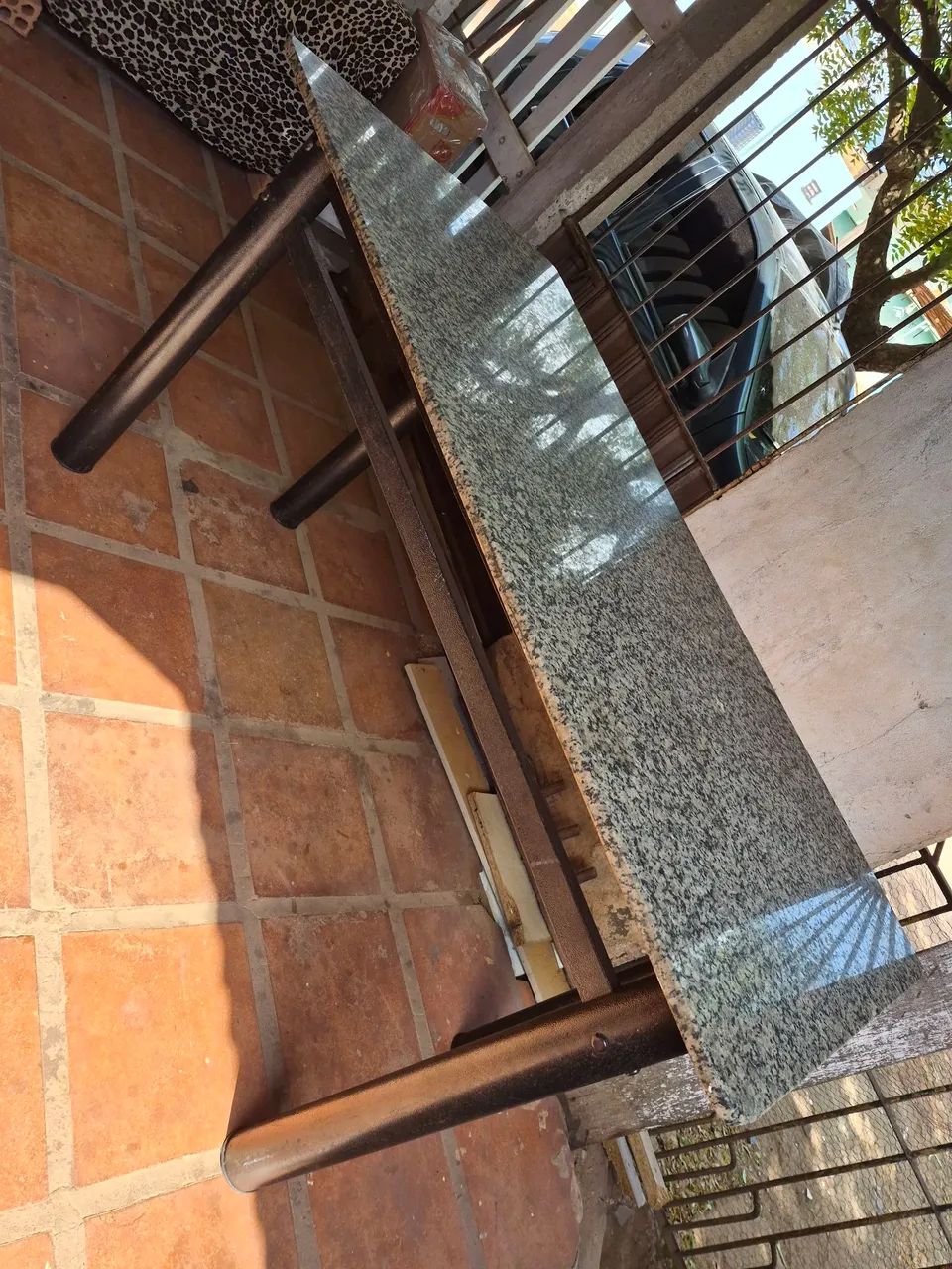 MESA DE MARMORE COM CADEIRAS