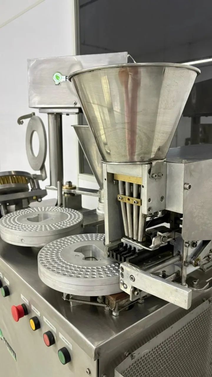 Oportunidade imperdível - Encapsuladora Semi automática Semi nova pronta para a produção - Foto 4
