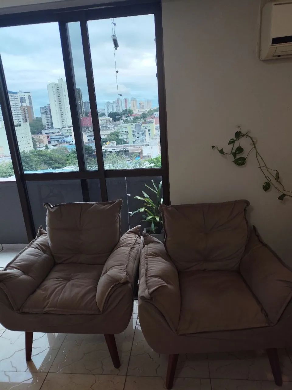 Par de Poltronas Estofadas Bege