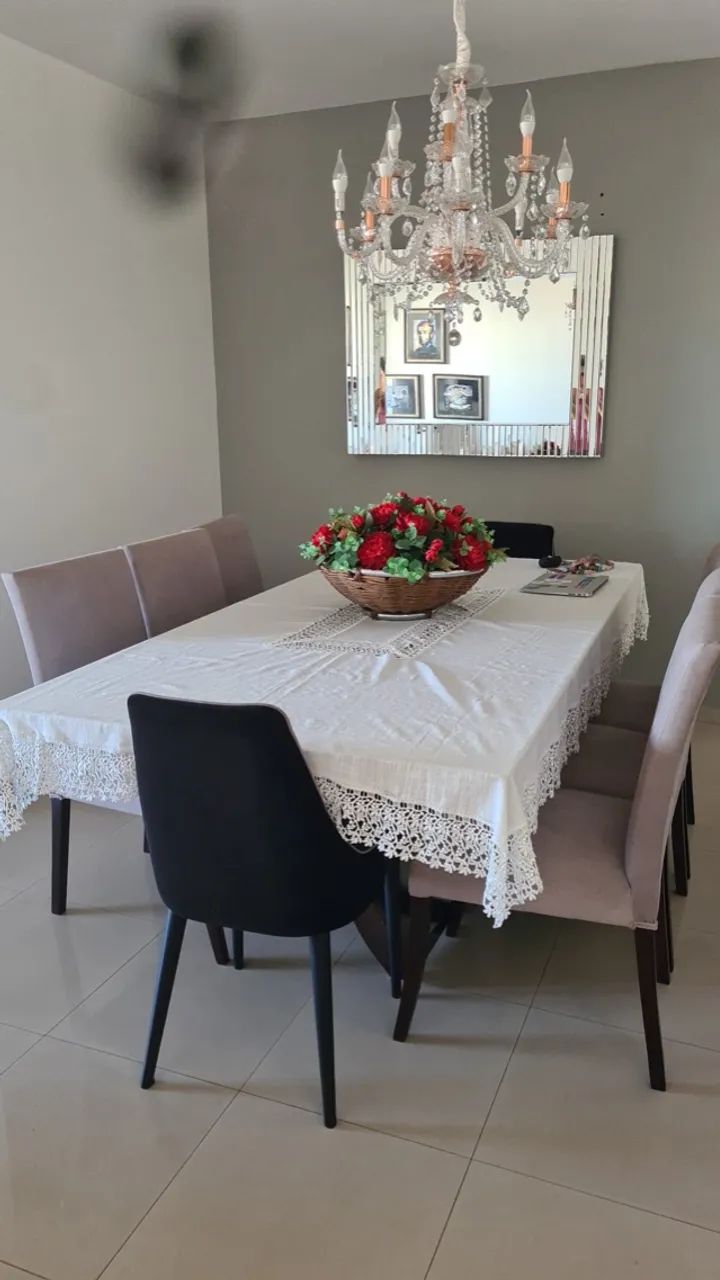 Mesa de Jantar sofisticada + 6 Cadeiras Estofadas
