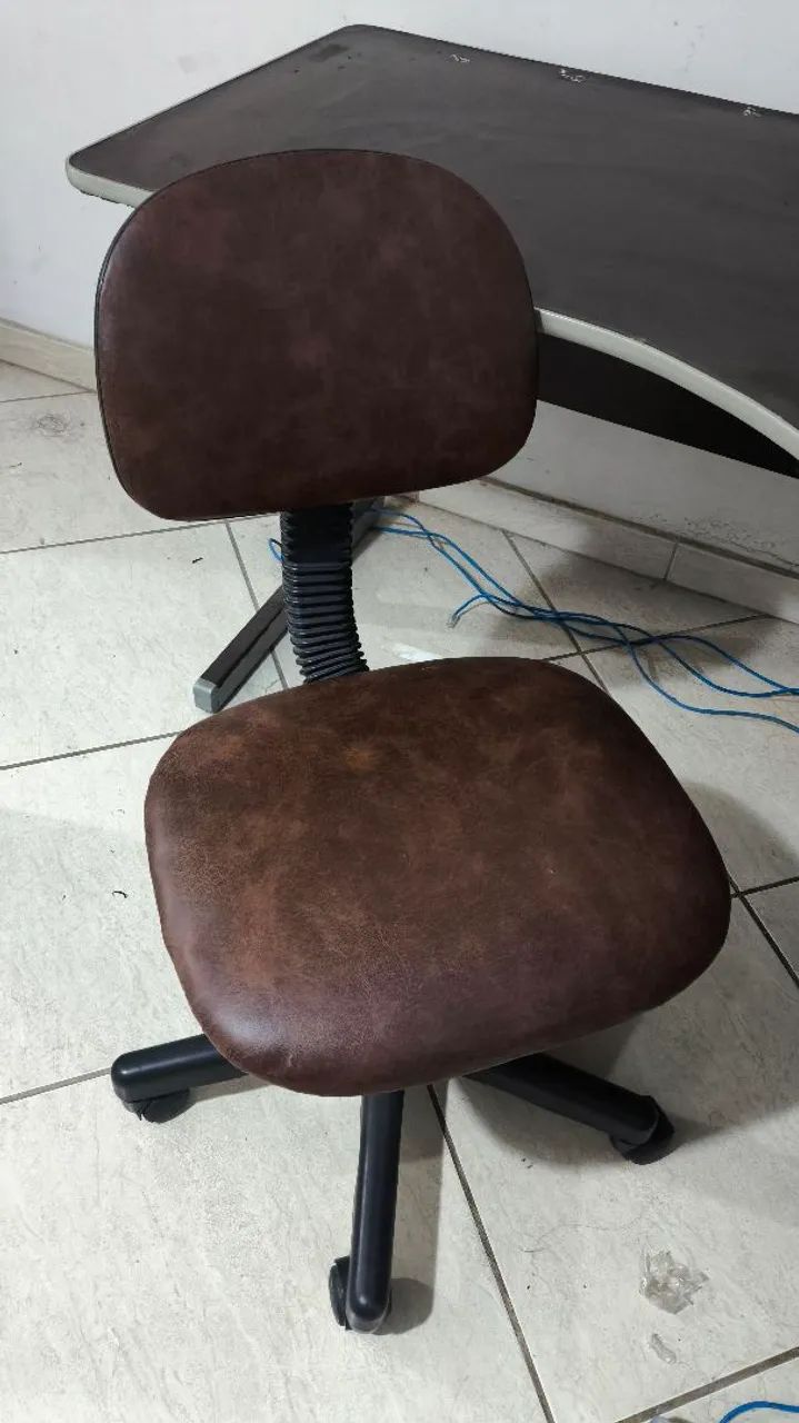 MESA DE ESCRITÓRIO COM CADEIRA DE RODINHAS  - Foto 4
