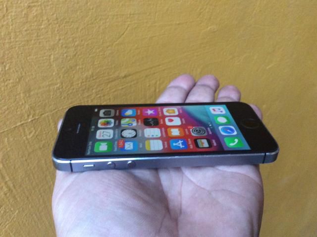 IPhone 5 s 16gb + capa a prova d?água e queda