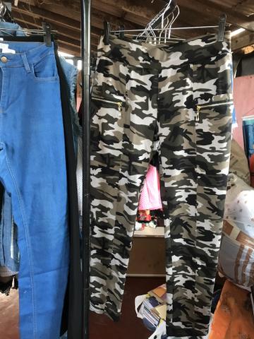 Calça camuflada tamanho M - Foto 2