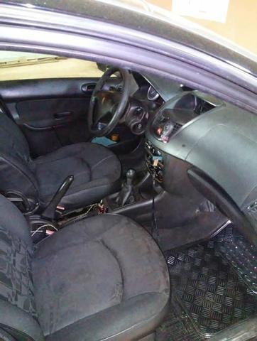Peugeot 207 (8 válvulas) R$ 7.900,00 (com multas)
