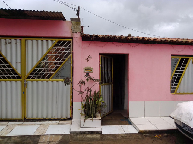 Vendo uma casa com 2 quartos sala cozinha banheiro garagem para dóis carro
