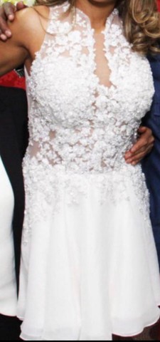 Belíssimo vestido de noiva curto  