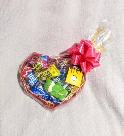 Cesta artesanal em forma de coração com chocolates tamanho P - Foto 2