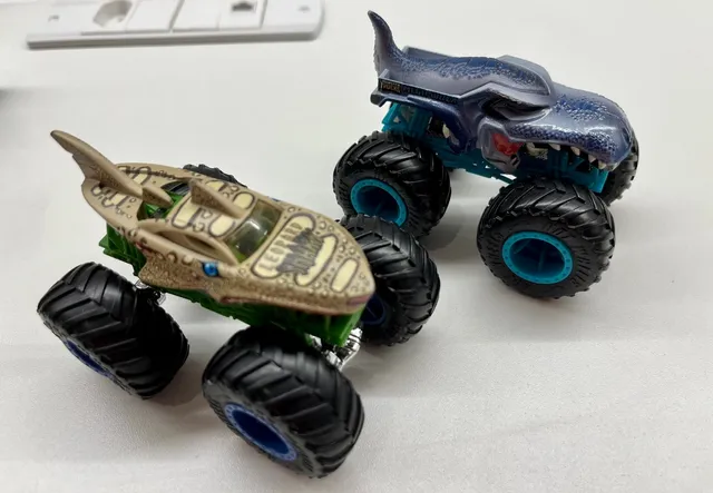 Hot Wheels Monster Trucks Veículo de Brinquedo 1:24 Pé Grande