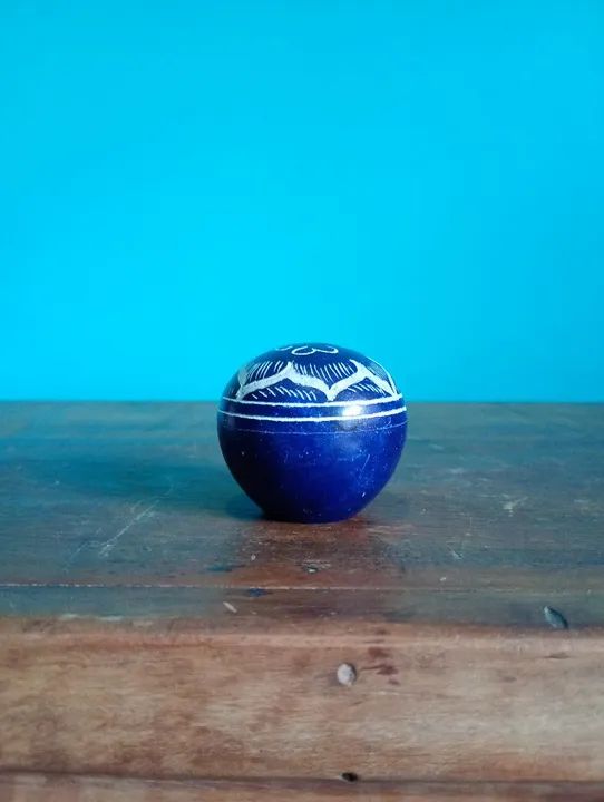 Antigo potiche com tampa esculpido em pedra sabão na cor azul<br><br>5 x 5 cm