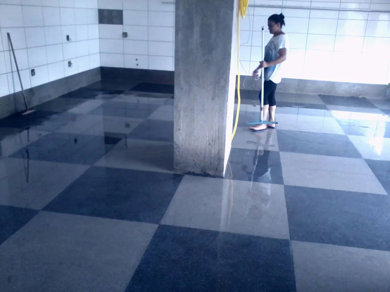 Trabalho com acabamento de piso de granilite  - Foto 6