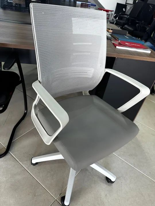 Cadeira de Escritório CINZA Giratória com Rodinhas - Foto 6