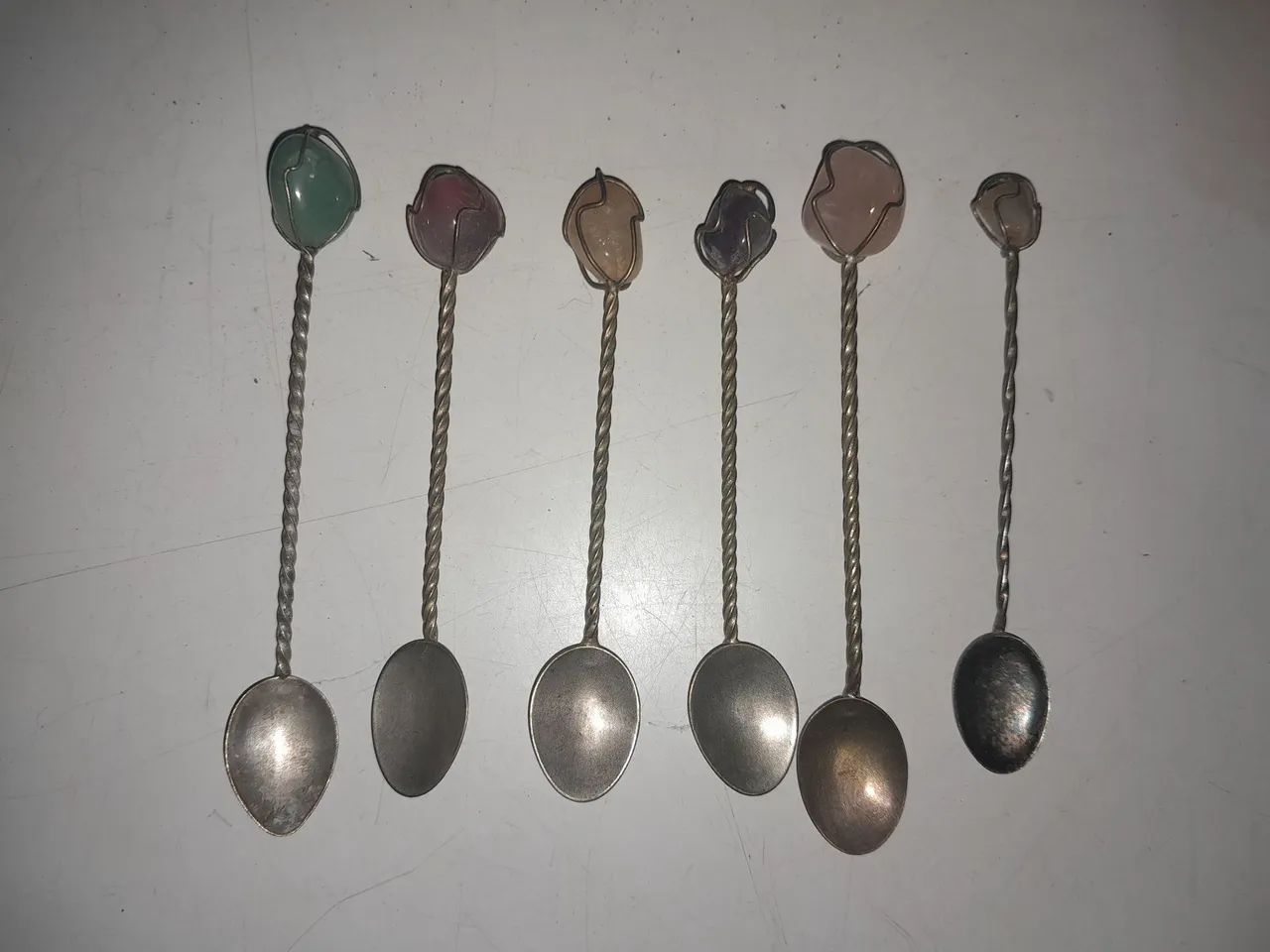 Conjunto de 6 colheres de chá antigas com pedras