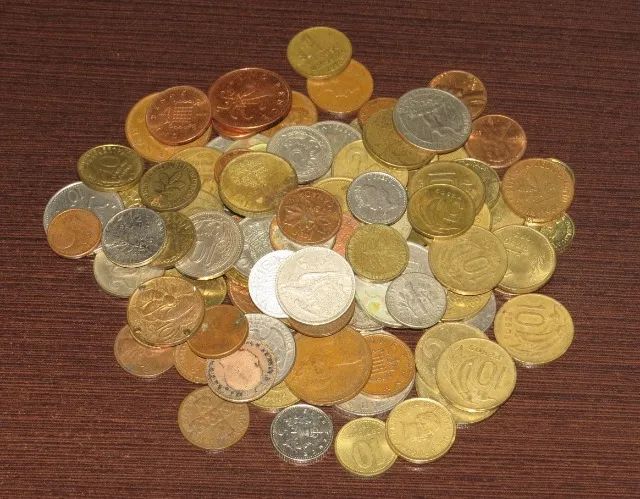 Coleção de 100 moedas antigas estrangeiras