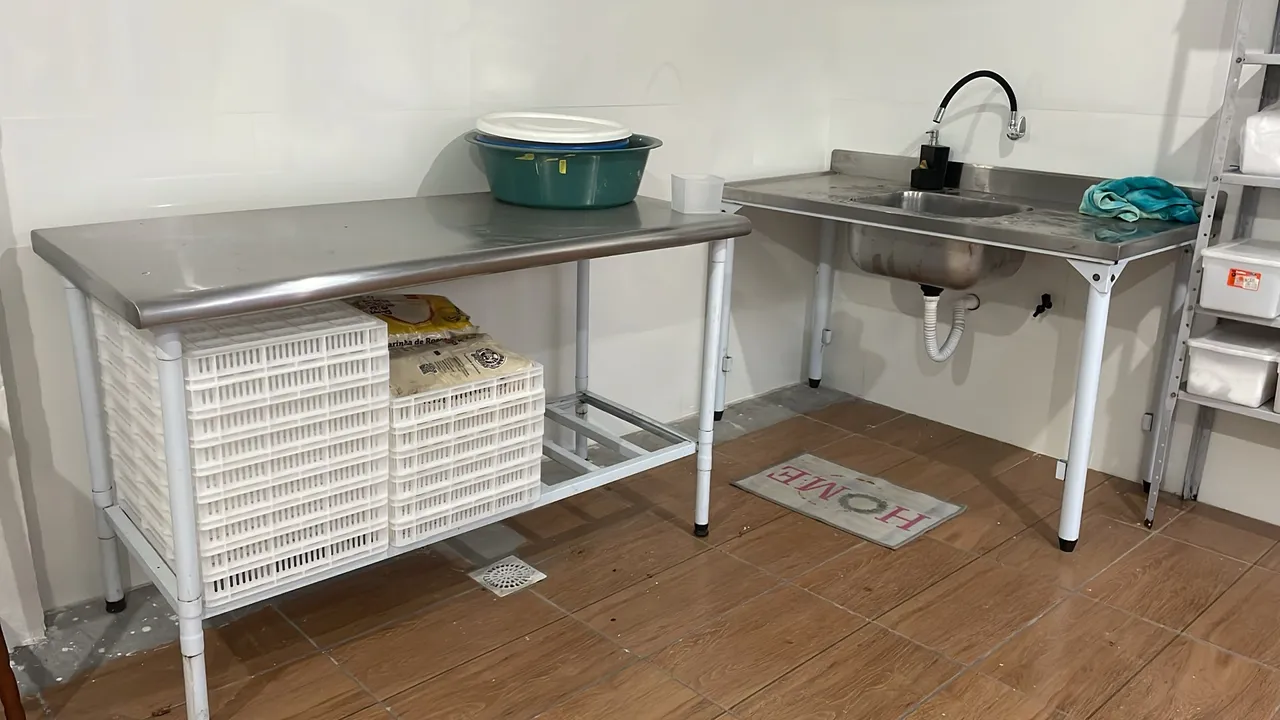 Mesa em aço inox para cozinha ou área de serviço