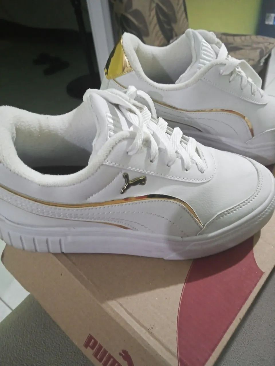 Tênis Puma Branco com Detalhes Dourados - Foto 3