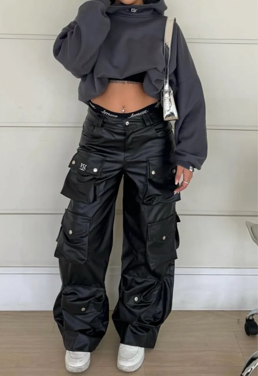 Calça Cargo Preta com Bolsos de couro da vsc wear 550 reais no site PREÇO ESPECIAL